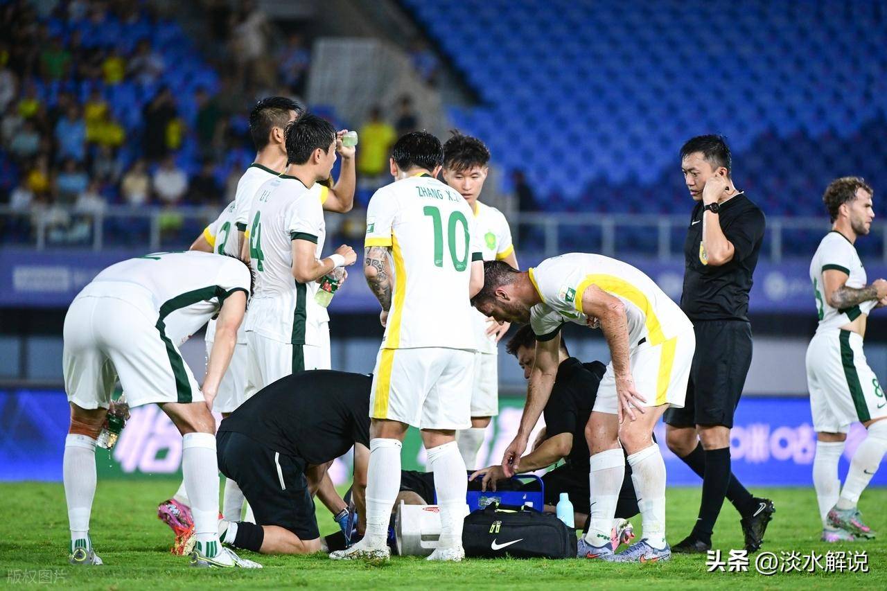 国内足球赛场上演精彩对决，球员全力以赴的简单介绍