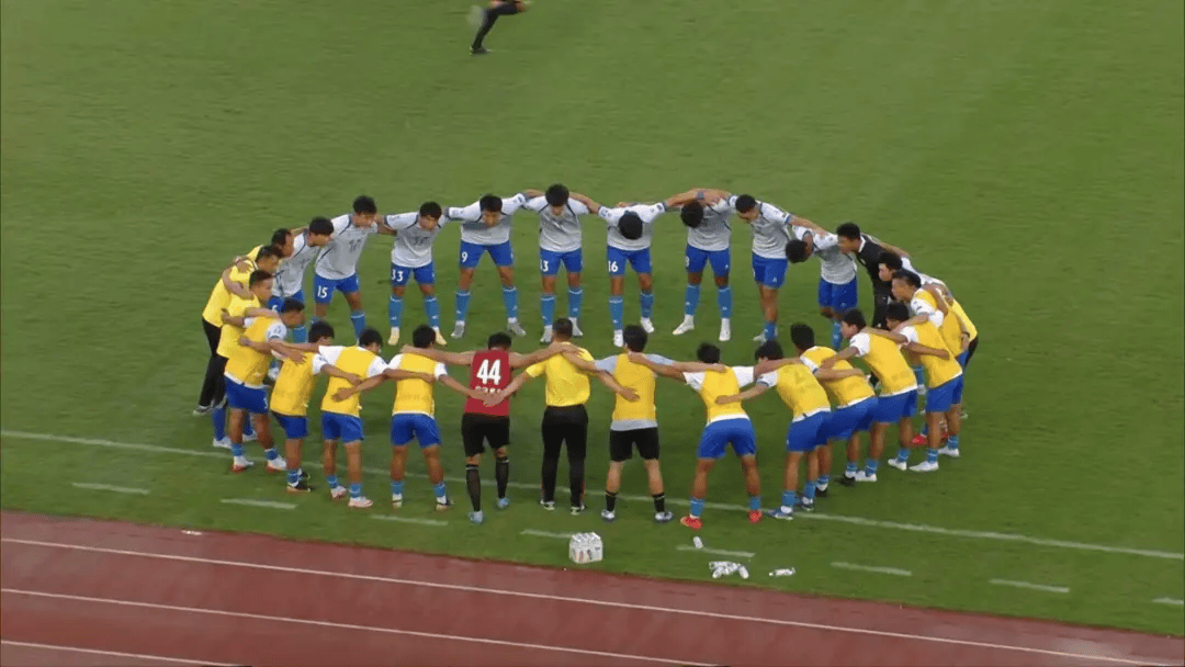 国内足球赛场上演精彩对决，球员全力以赴的简单介绍