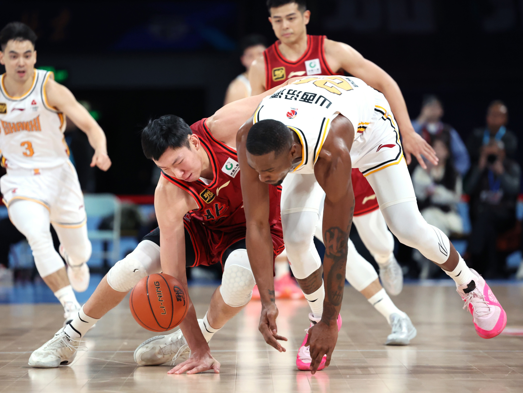 奋勇争斗，球员们为了荣誉而拼尽全力